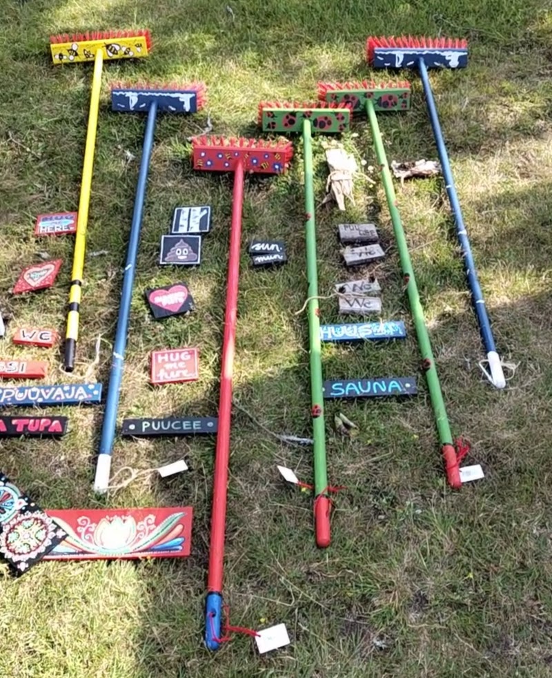 Värikkäitä harjoja ja kylttejä