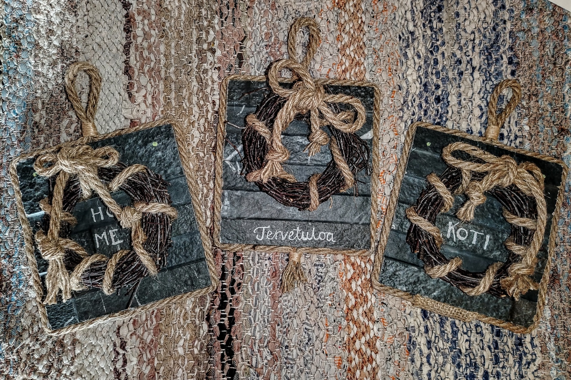 Ovikylttejä kivilaatoista "Kiviset ja naruset"